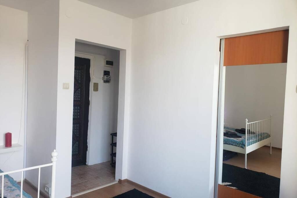 Inchiriez Garsoniera In Regim Hotelier Unirii דירה *