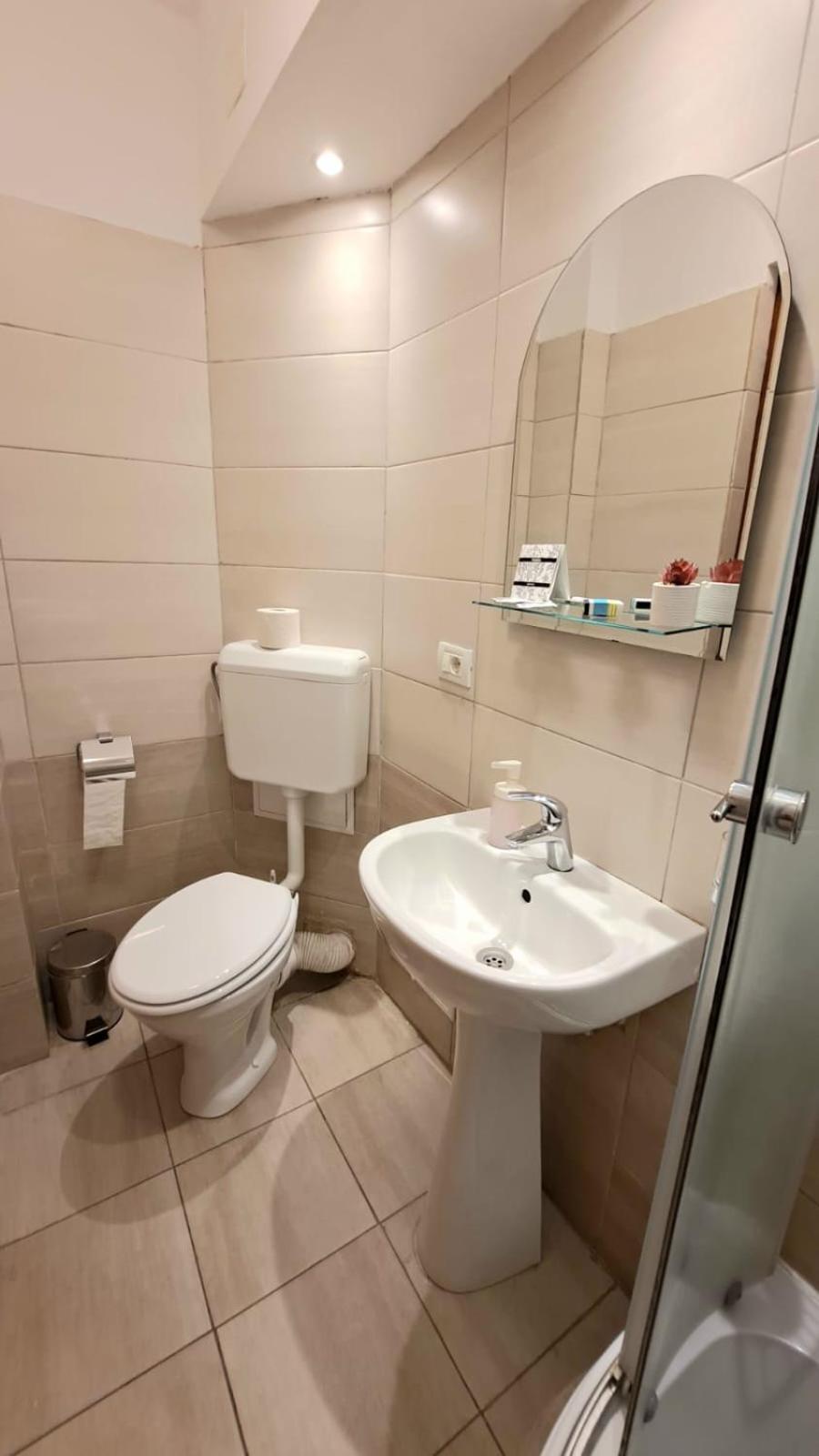 Inchiriez Garsoniera In Regim Hotelier Unirii דירה *